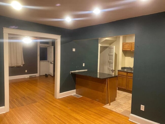 Building Photo - Charming 3BR / 1 BA Home Near F&M With Pri...