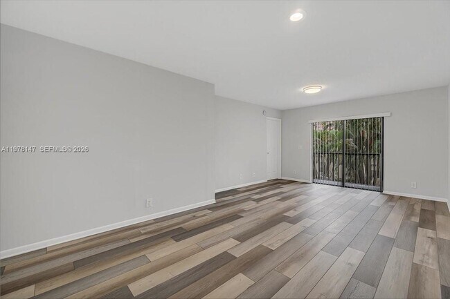 Foto del edificio - 6832 Palmetto Cir S