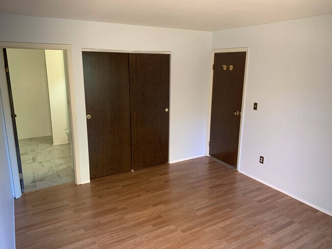 Building Photo - 571 Somerset Lane Unit 3