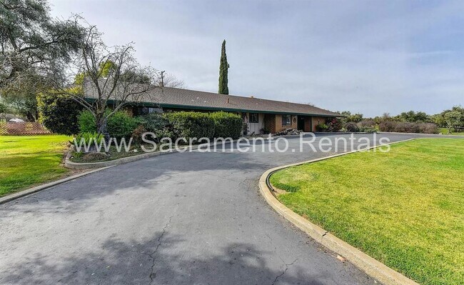 Building Photo - 3 br, 2 bath House - 940 S Brewer Road