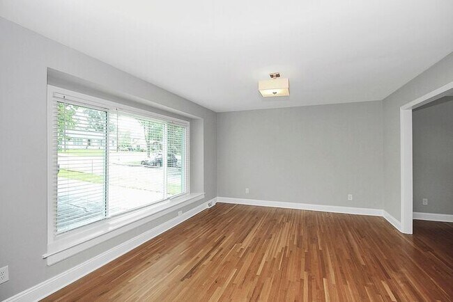 Foto del edificio - Upgraded 5BD/2.5BA Split-Level Home Near S...