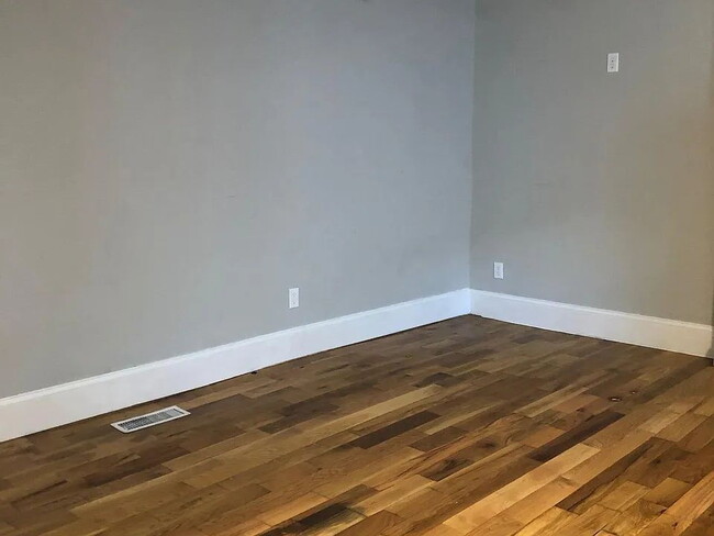 Building Photo - Sleek Highland Park Unit – Great Location,...