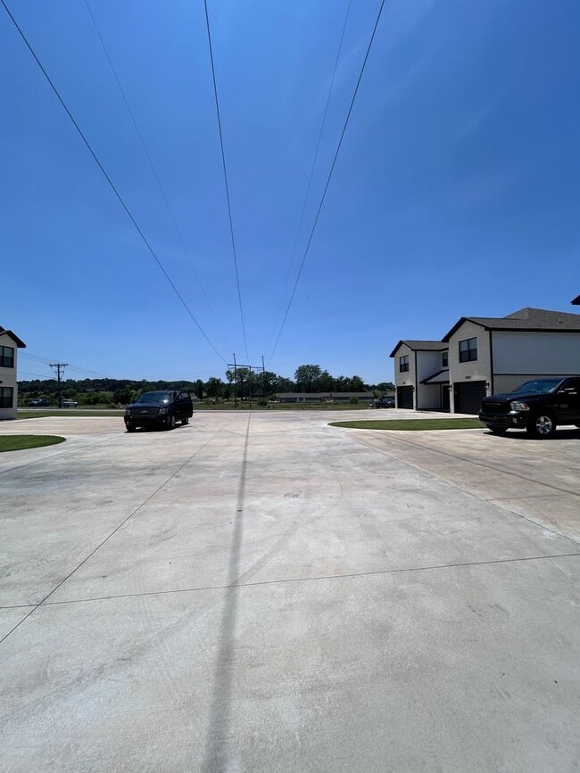 Building Photo - COX-NORTHRIDGE DR-2