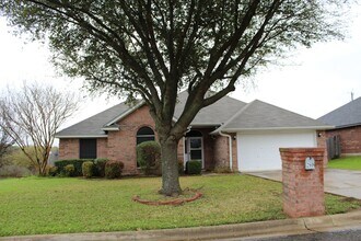 Building Photo - 2606 Kneese Dr