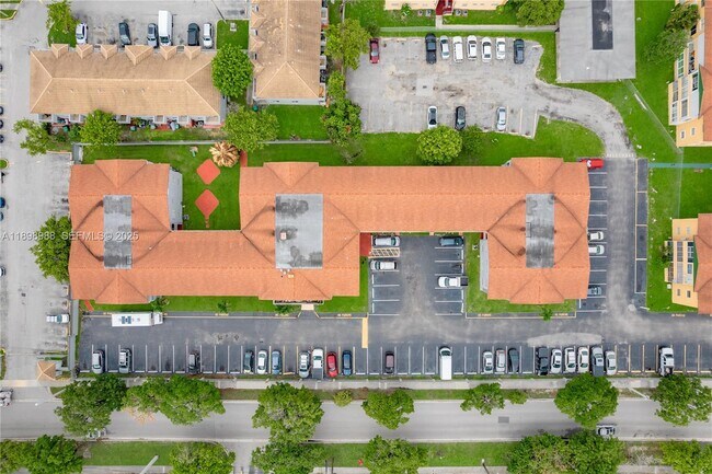 Foto del edificio - 120 Royal Palm Rd