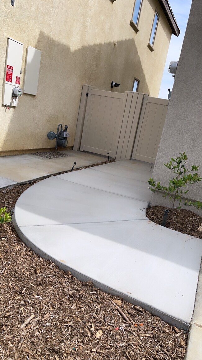 Foto del edificio - 6032 Mariposa Dr