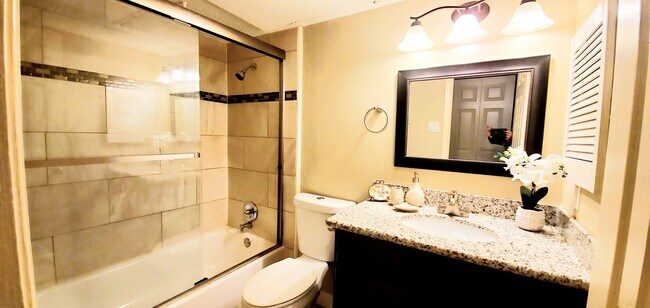 Master bathroom - 8527 Hearth Dr