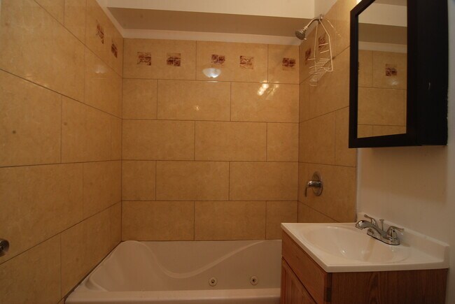 Building Photo - 5322 N Francisco Ave