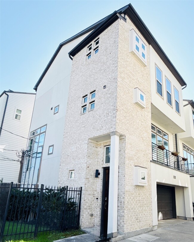 Building Photo - 5811 Petty St