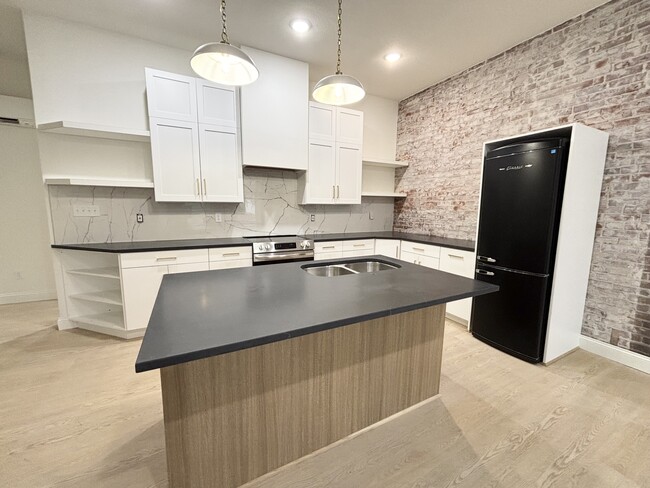 Foto del edificio - 709 Broadway St