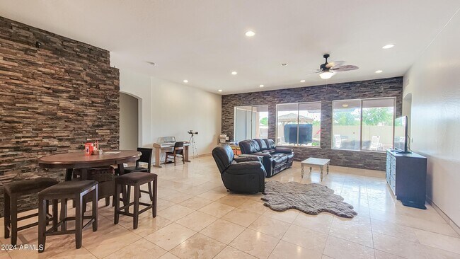 Foto del edificio - 4702 N 151st Dr