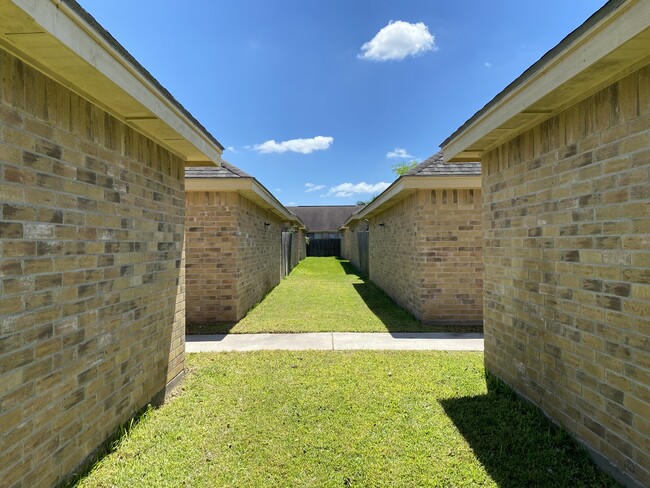 Building Photo - 1303 E Coyote St