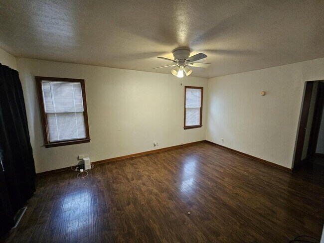 Building Photo - 1406 W 11th St