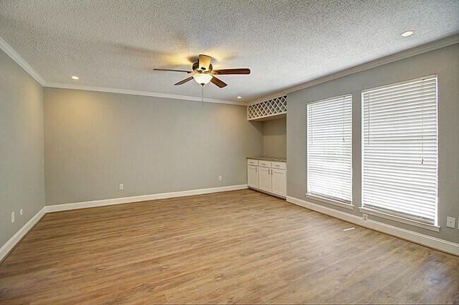 Building Photo - 5240 Woodlawn Pl