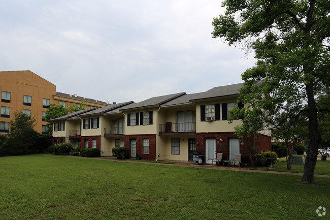 Building Photo - Fox Run