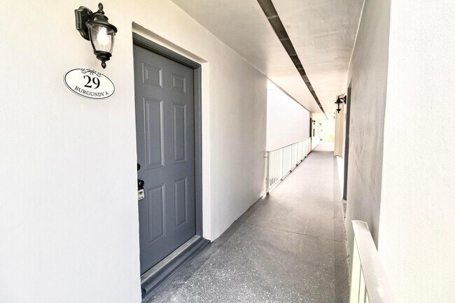 Foto del edificio - 29 Burgundy A