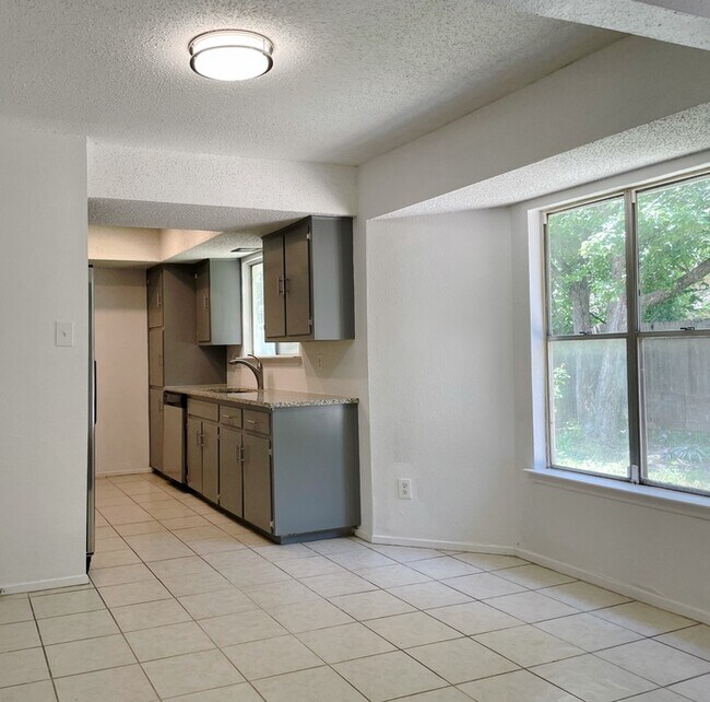 Building Photo - CLOSE TO DOWNTOWN!