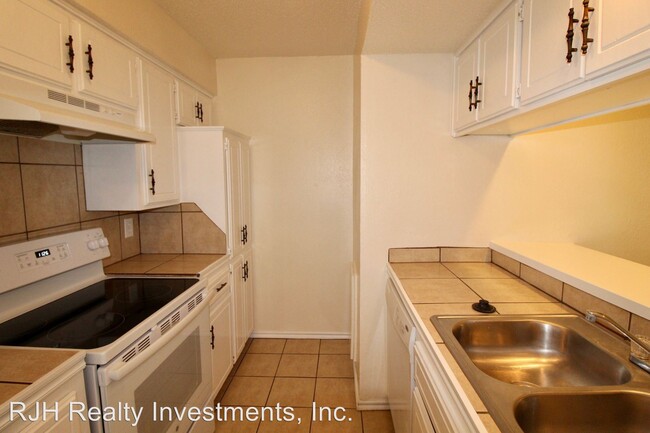 Building Photo - 905-907 Aspen Ct