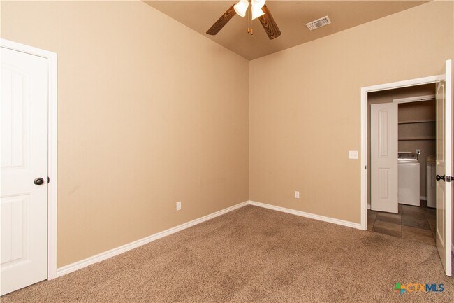 Foto del edificio - 402 Sladecek Dr