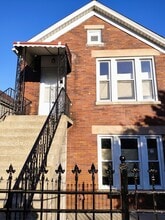 Building Photo - 3329 S Oakley Ave