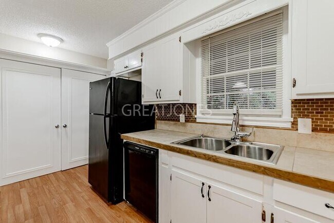 Foto del edificio - 78 Beacon Hill Rd