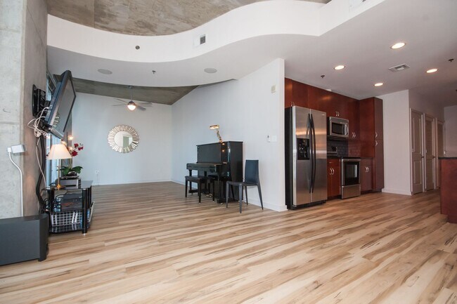 Foto del edificio - Stunning 17th Floor Views of Downtown in t...