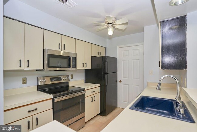 Building Photo - 7716 Lafayette Forest Dr