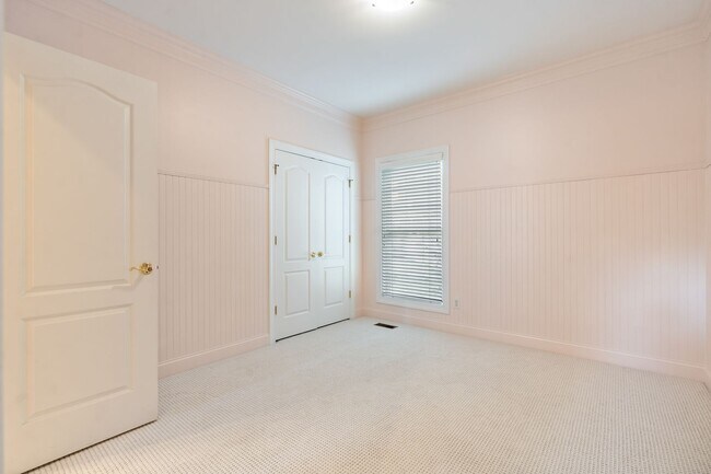 Foto del edificio - Welcome to Governor's Village Sprawling one level living with added Bonus space