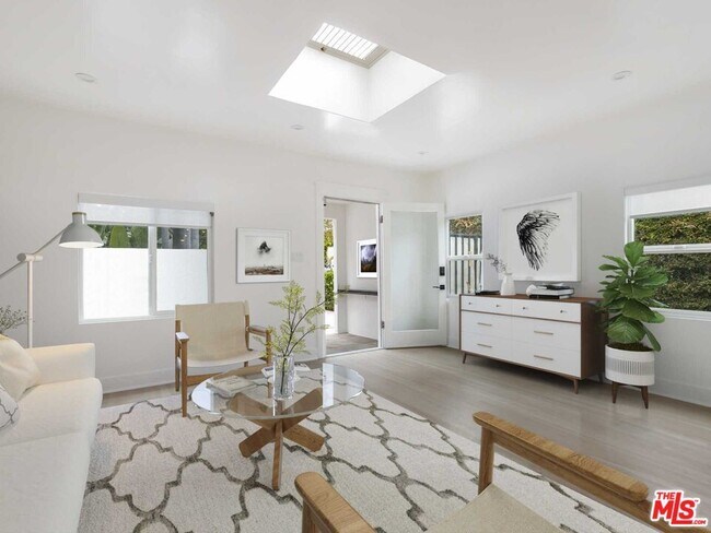 Foto del edificio - 1162 N Poinsettia Pl