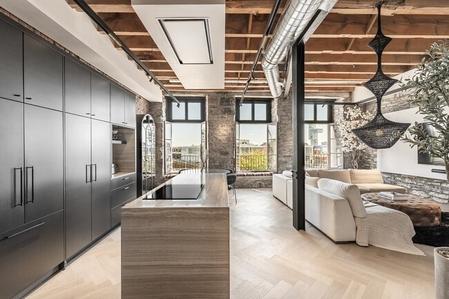 Building Photo - 215 Boul. Saint-Laurent