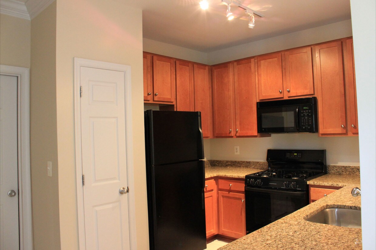 Foto principal - 4850 Eisenhower Ave