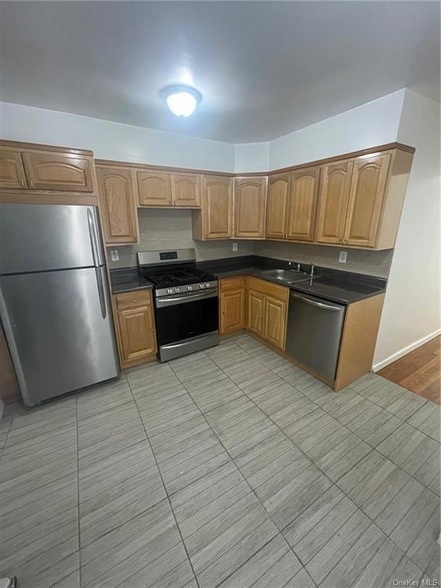 Building Photo - 180 van Cortlandt Park S Unit 6-G