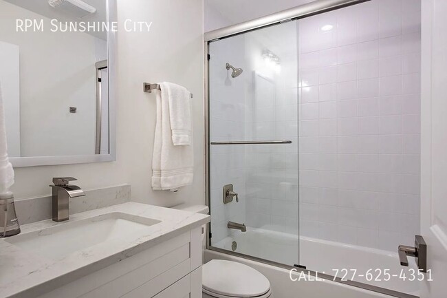 Building Photo - Chic Coastal Retreat: 3BR/2BA Fully Renova...