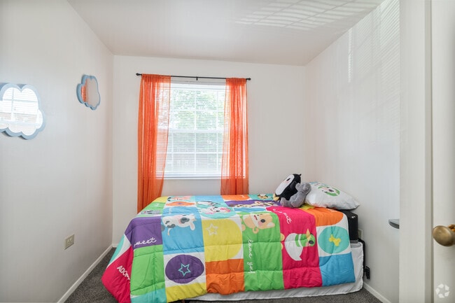 Apartamento estándar de 2 habitaciones - Estudio/dormitorio secundario - Broadview Gardens Apartments