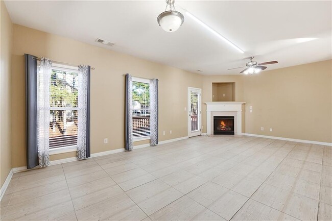 Building Photo - 6199 Thorncrest Dr