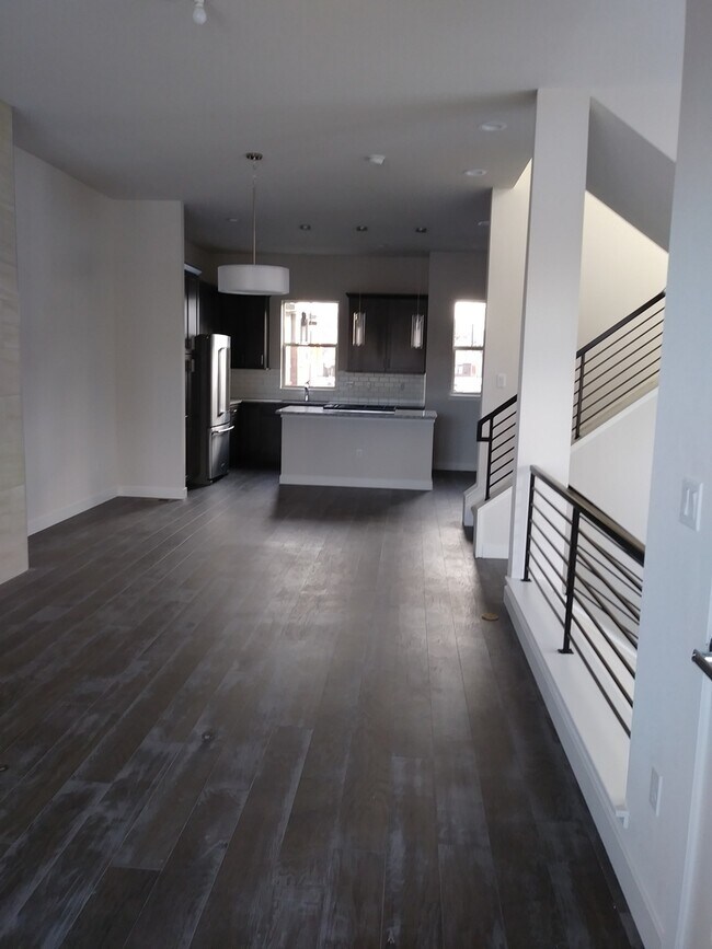 Building Photo - Executive Rental in Prestigious Crestmoore...