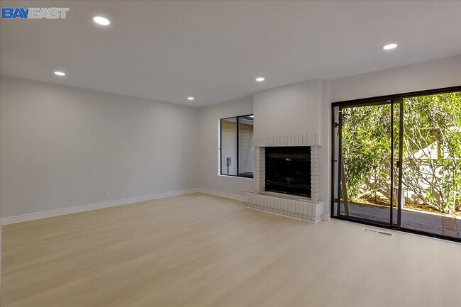 Building Photo - 544 Alcalde Way