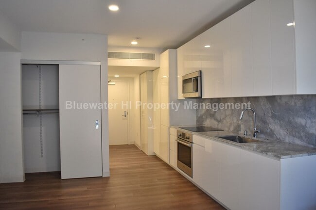 Building Photo - 987 Queen St