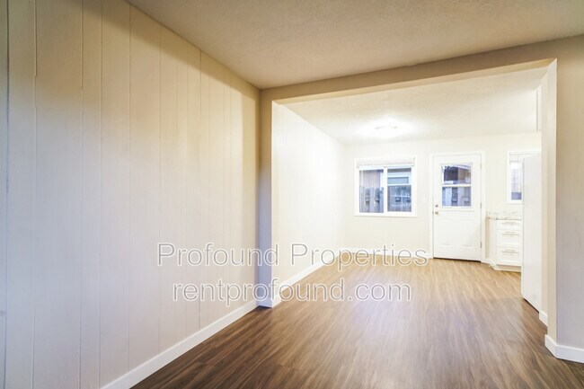 Building Photo - 736 SE 13th Ave