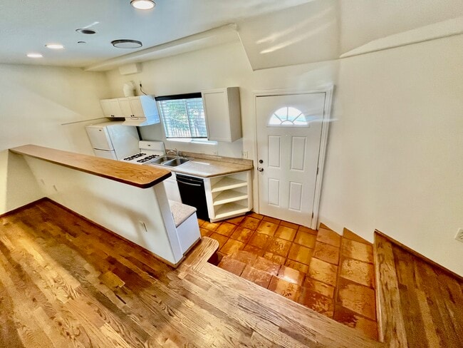 Kitchen - 6820 Whitley Ter