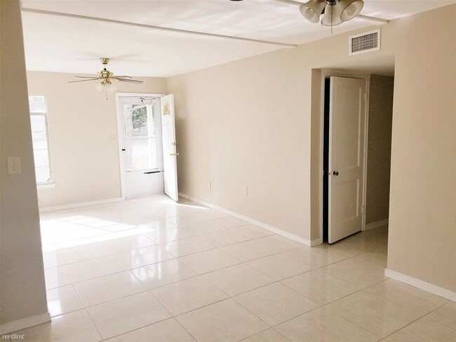 Foto del edificio - 1618 Adkins Dr