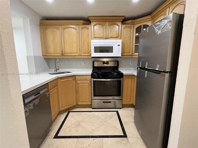 Building Photo - 6705 N Kendall Dr