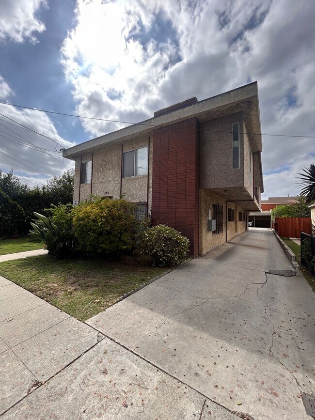 Building Photo - 220 W Hillcrest Blvd
