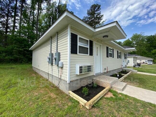 Building Photo - 320 Clint Rd