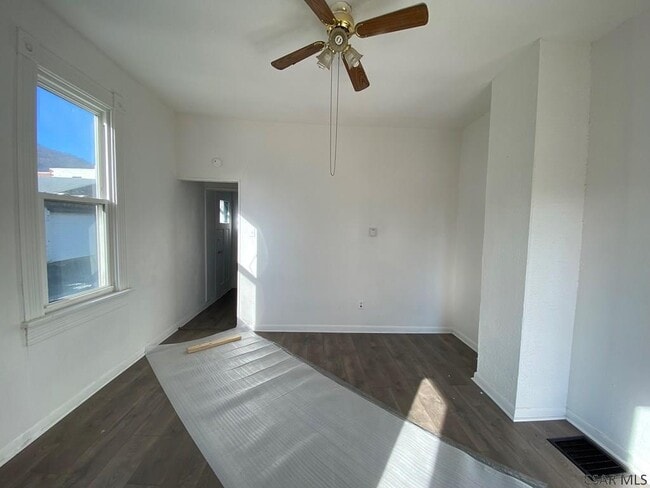 Building Photo - 114 I St
