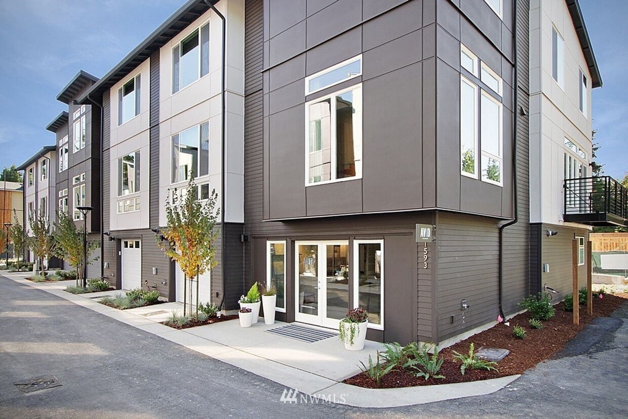 Primary Photo - Bellevue 5 bd 3.5 bath townhouse with two ...