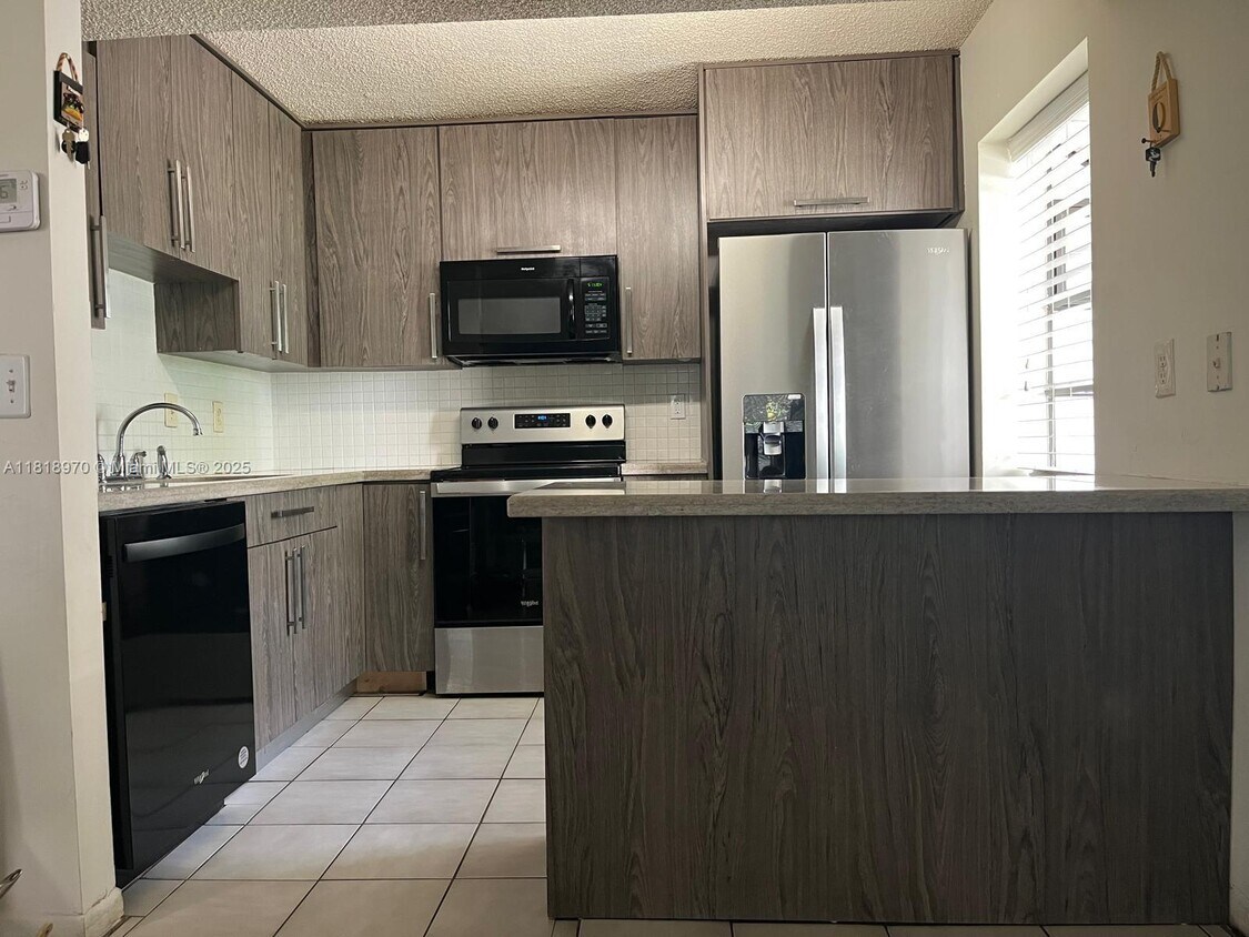Foto principal - 9813 NW 3 St