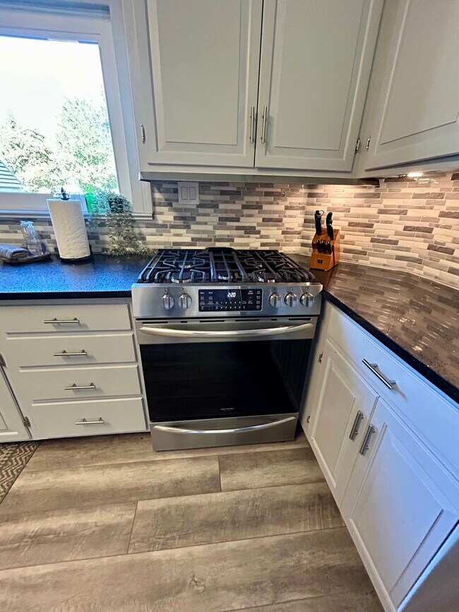 Foto del edificio - 8015 Gladstone Rd