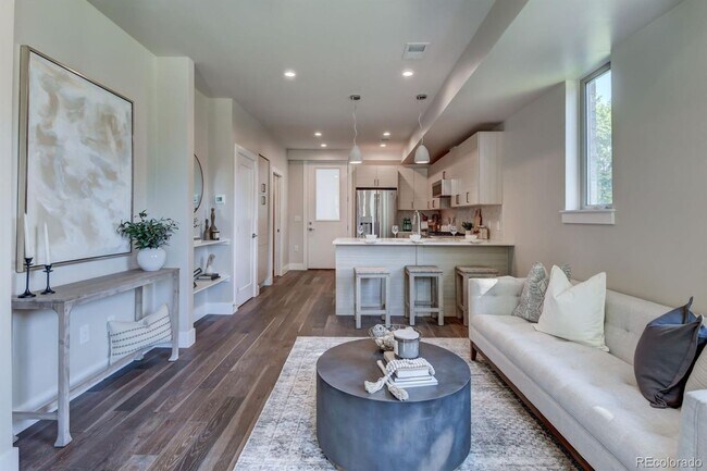 Foto del edificio - Cherry Creek Townhome - 4 Bed, 4 Bath, Detached Garage