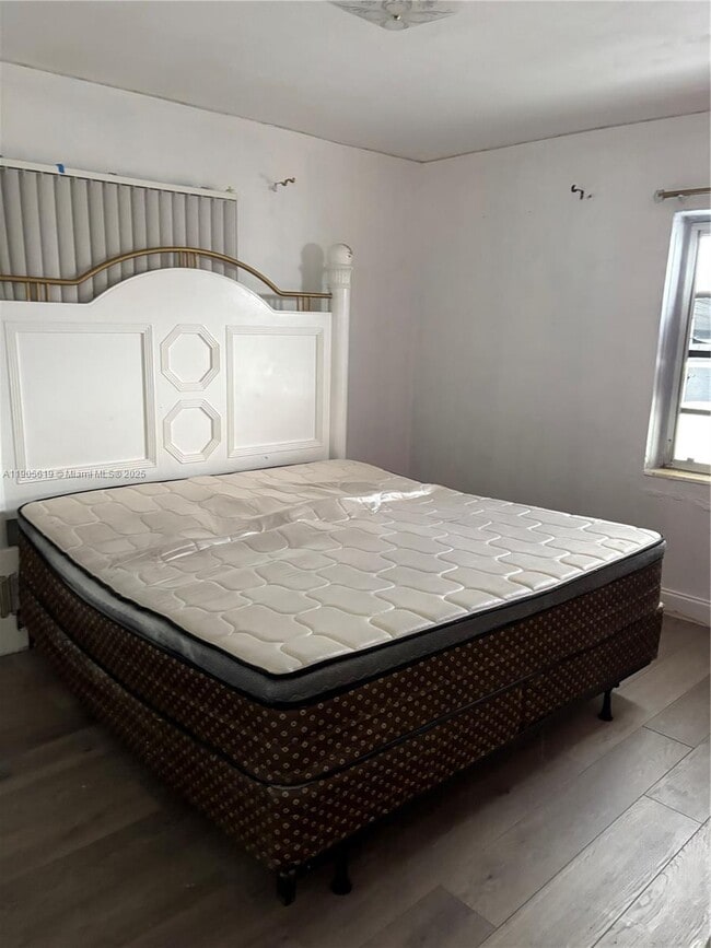 Foto del edificio - 75 E 13th St